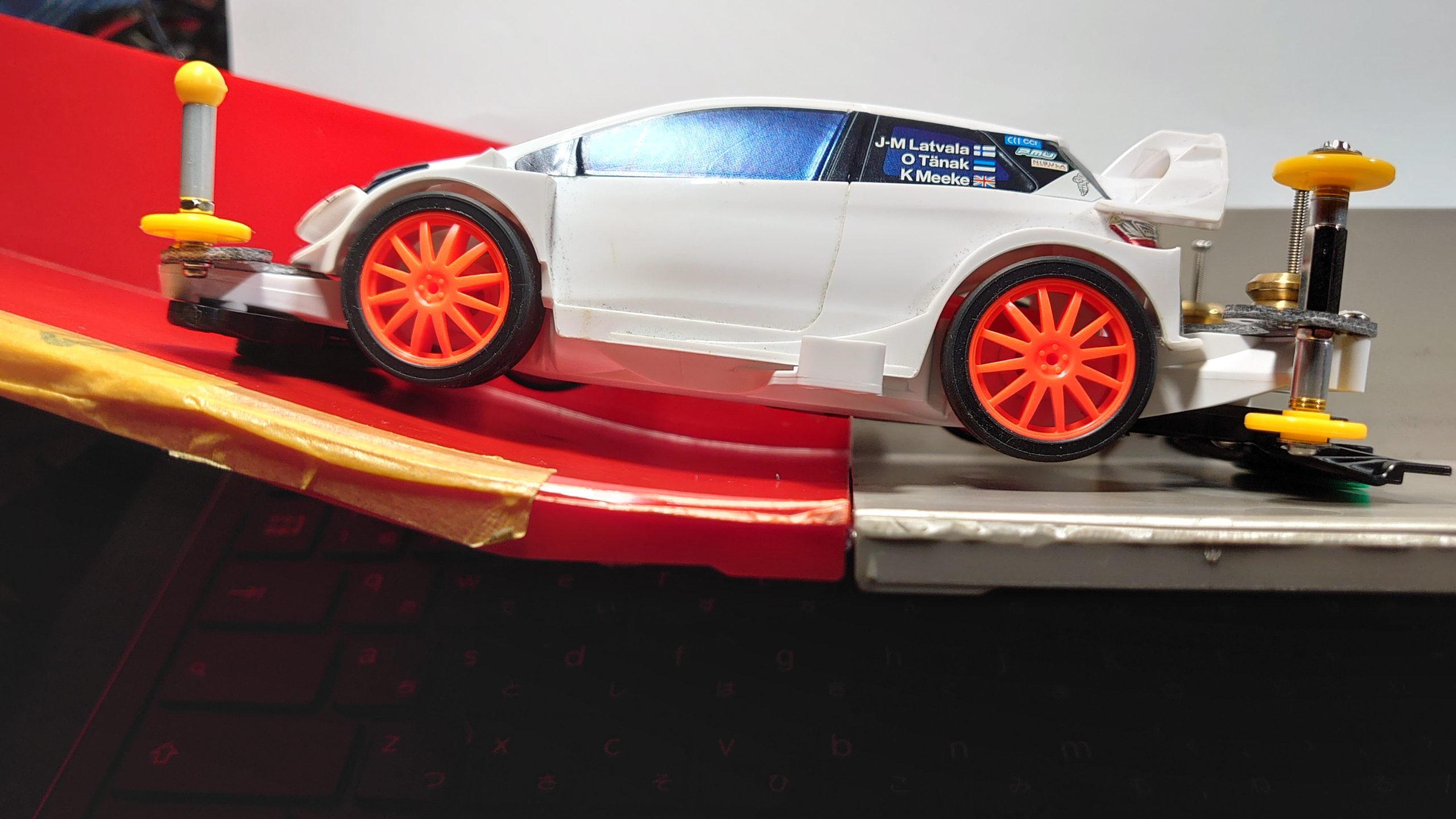 ミニ四駆・初心者向け改造】スロープ（ジャンプ）でのコースアウト（CO